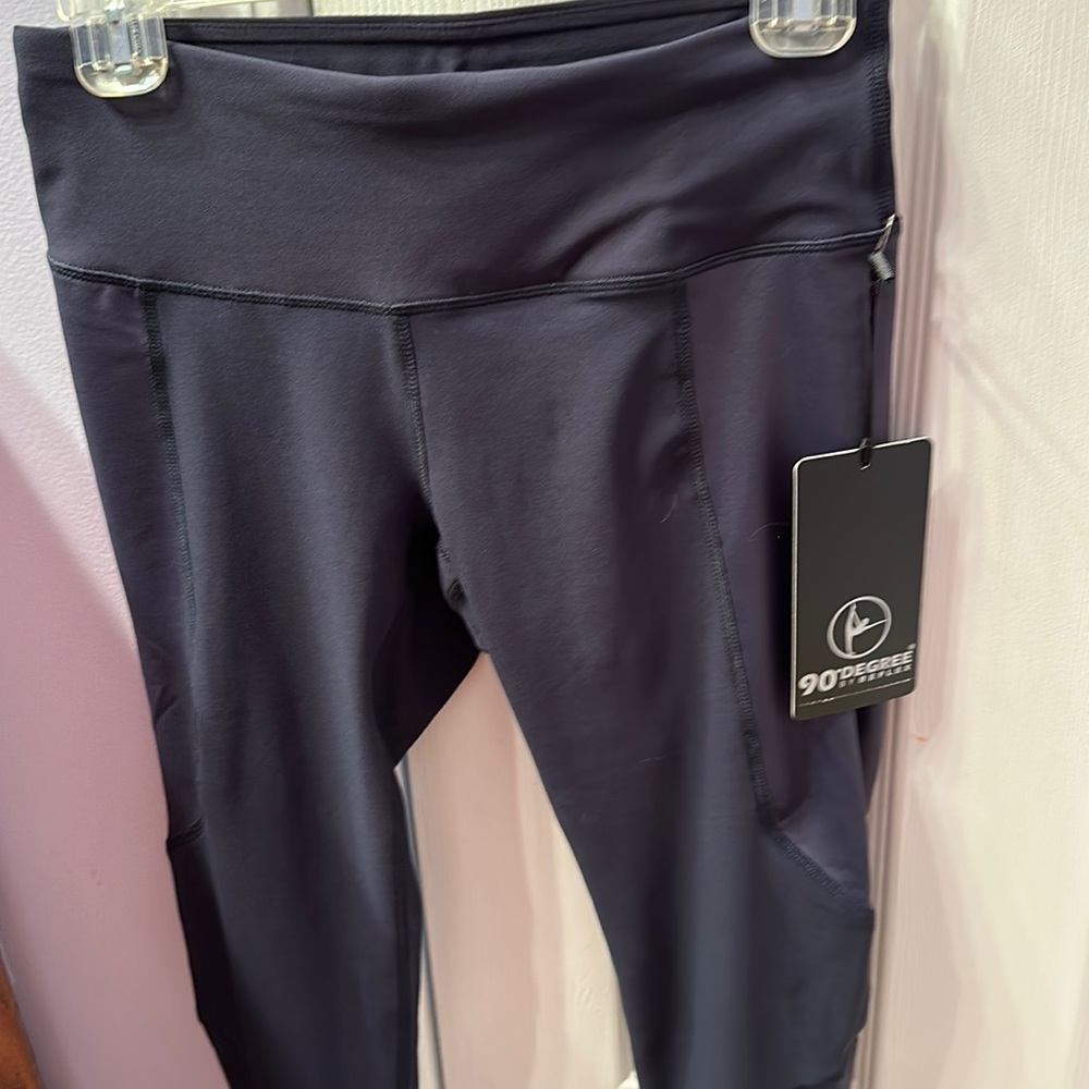 Small leggings in gunmetal color by 90 degrees.